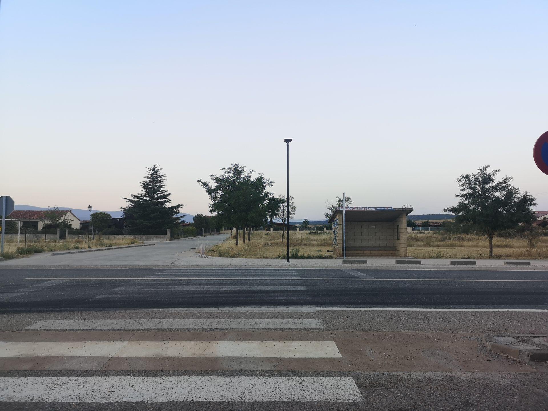 YA ESTÁN OPERATIVAS LAS FAROLAS SOLARES EN EL PASO DE PEATONES. 