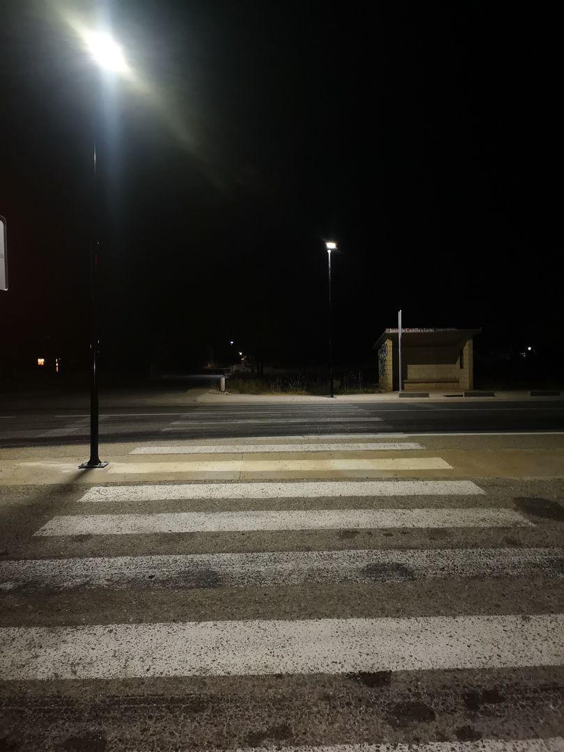 YA ESTÁN OPERATIVAS LAS FAROLAS SOLARES EN EL PASO DE PEATONES. 